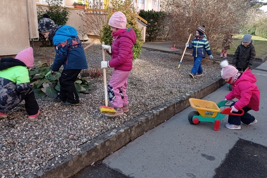 Příprava zahrádky na akci s rodiči "Otvírání zahrádky" 1