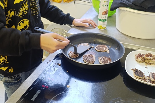 Příprava zdravé svačiny s žáky z 1. stupně - granola, banánové lívance 1