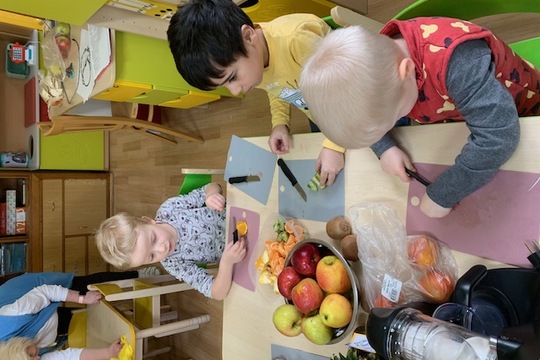 Berušky v akci: Šťavnaté dobrodružství s ovocem! 1