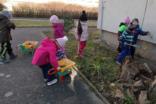 Příprava zahrádky na akci s rodiči "Otvírání zahrádky" 1