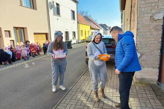 Děti z mateřské školy rozzářily obec tradičním průvodem 1