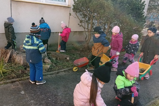 Příprava zahrádky na akci s rodiči "Otvírání zahrádky" 1