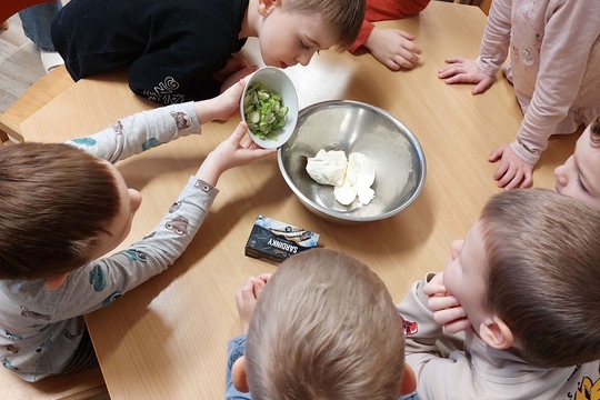 Příprava rybí pomazánky s jarní cibulkou v MŠ Sluníčko Krupka 1