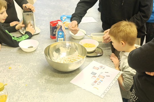 Příprava zdravé svačiny s žáky z 1. stupně - granola, banánové lívance 1