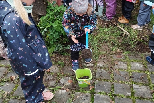 Žížalý den: Naše školka v projektu Záhony pro školky Naše školka se s radostí zapojila do projektu "Záhony  1